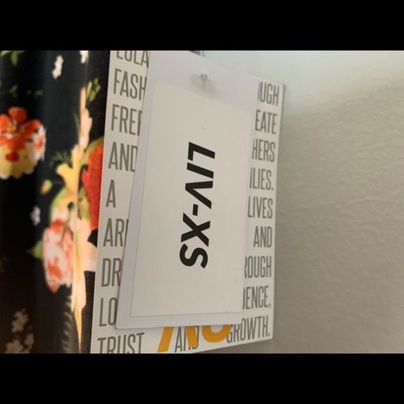 NWT LuLaRoe Liv Woman’s Top - Picture 4 of 5